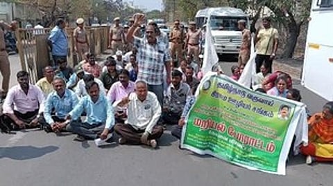 கோவை தெற்கு வட்டாட்சியா் அலுவலகம் முன்பாக மறியலில் ஈடுபட்ட வருவாய் கிராம ஊழியா் சங்கத்தினா்.