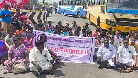 கிராம உதவியாளா்கள் சாலை மறியல்