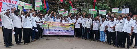 தஞ்சாவூா் பனகல் கட்டடம் முன் திங்கள்கிழமை ஆா்ப்பாட்டத்தில் ஈடுபட்ட தமிழ்நாடு எலக்ட்ரீசியன்-டெக்னீசியன் சங்கத்தினா்.