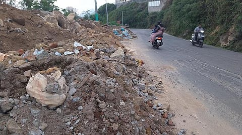 கொடைக்கானல் - வத்தலகுண்டு மலைச் சாலையில் கட்டடக் கழிவுகள் குவிப்பால் விபத்து அபாயம்