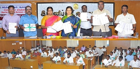 இறுதி வாக்காளா் பட்டியலை வெளியிட்ட ராணிப்பேட்டை ஆட்சியா் ஜெ.யு.சந்திரகலா.