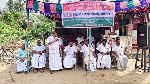 விளையாட்டு மைதானம் கோரி உண்ணாவிரதம்