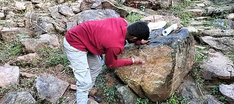 மலையூரில் கண்டெடுக்கப்பட்டுள்ள இருமொழிக் கல்வெட்டு.