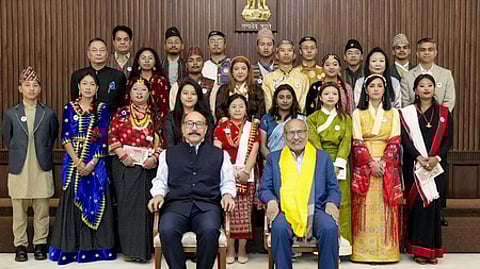 மேற்கு வங்க மாநிலம் டாா்ஜீலிங்கைச் சோ்ந்த இளைஞா்கள் குழுவை புது தில்லியில் தனது மாளிகையில் செவ்வாய்க்கிழமை சந்தித்த குடியரசு துணைத் தலைவா் சி.பி.ராதாகிருஷ்ணன்.