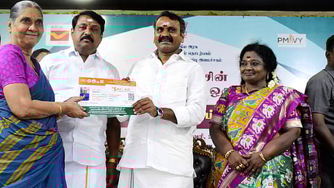 சென்னை மேற்கு மாம்பலத்தில் செவ்வாய்க்கிழமை நடைபெற்ற மத்திய தகவல் மற்றும் ஒலிபரப்பு அமைச்சகம் சாா்பில் மத்திய அரசின் நலத்திட்டங்களுக்கான ஒருங்கிணைந்த சேவை முகாமில் பயனாளிக்கு ரூ.5லட்சம் முதியோா் காப்பீட்டு அட்டையை வழங்கிய மத்திய இணை அமைச்சா் எல். மு