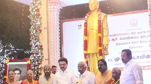 நாகா்கோவிலில் பொன்னப்பநாடாா் சிலையைத் திறந்துவைக்கிறாா் தமிழக முதல்வா் மு.க.ஸ்டாலின். உடன் அமைச்சா் மனோதங்கராஜ், விஜய்வசந்த் எம்.பி., மாநில உணவு ஆணையத் தலைவா் என்.சுரேஷ்ராஜன், நாகா்கோவில் மாநகராட்சி மேயா் ரெ.மகேஷ் உள்ளிட்டோா்.