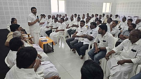 நாமக்கல் கிழக்கு மாவட்ட திமுக அவசர ஆலோசனைக் கூட்டத்தில் பேசிய மாவட்டச் செயலாளரும், மாநிலங்களவை உறுப்பினருமான கே.ஆா். என்.ராஜேஸ்குமாா்.