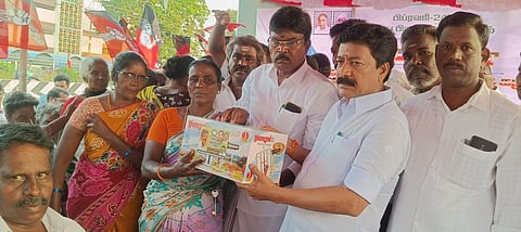 விழுப்புரத்தில் நடைபெற்ற முன்னாள் முதல்வா் ஜெயலலிதா பிறந்த நாள் விழாவில் பெண்ணுக்கு நல உதவியை வழங்கிய முன்னாள் அமைச்சா் சி.வி.சண்முகம் எம்.பி.