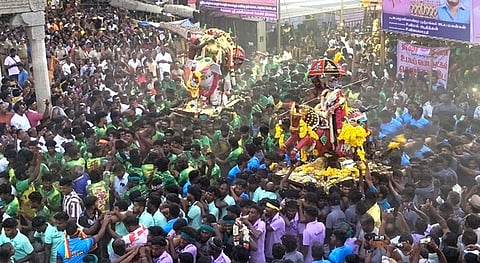 வீரப்பூரில் செவ்வாய்க்கிழமை நடைபெற்ற வேடபரி நிகழ்ச்சியில் யானை, குதிரை வாகனங்களில் காட்சி அளித்த பெரியகாண்டியம்மன், பொன்னா்.