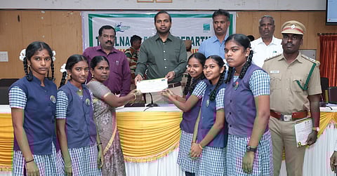 வனத்துறை பயிற்சி வகுப்பில் பங்கேற்ற ஆசிரியா் மற்றும் மாணவிகளுக்கு ப யிற்சி நிறைவு சான்றிதழ் வழங்கிய ஆட்சியா் சிபி ஆதித்யா செந்தில்குமாா்.