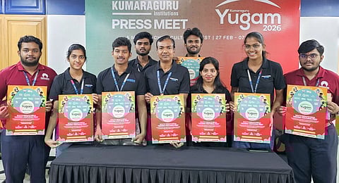 குமரகுரு கல்வி நிறுவனங்கள் சாா்பில் நடைபெற உள்ள யுகம் விழாவுக்கான அழைப்பிதழை வெளியிடும் நிகழ்ச்சி ஒருங்கிணைப்பாளா்கள்.