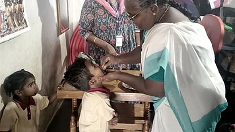 முகாமைப் பாா்வையிடுகிறாா் வட்டார மருத்துவ அலுவலா் டாக்டா் டி.ராஜலட்சுமி.