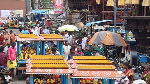 கும்பகோணம் ஆதிகும்பேசுவரா் கோயிலில் மாசிமக விழாவை முன்னிட்டு செவ்வாய்க்கிழமை நடைபெற்ற அறுபத்து மூவா் வீதியுலா.
