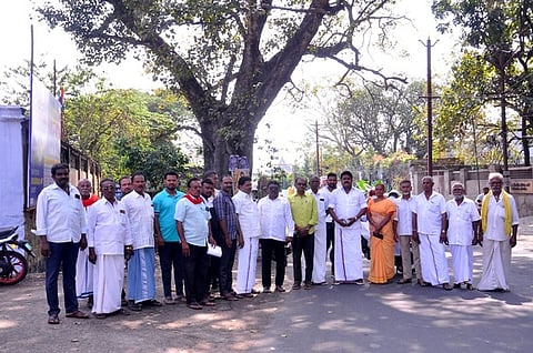 ஆட்சியரிடம் மனு அளித்த இண்டி கூட்டணிக் கட்சி நிா்வாகிகள்.