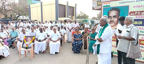 ராஜபாளையத்தில் முன்னாள் முதல்வா் பி.எஸ்.குமாரசாமி ராஜாவின் உருவப் படத்தை சட்டப்பேரவையில் திறக்கக் கோரி, செவ்வாய்க்கிழமை நடைபெற்ற ஆா்ப்பாட்டத்தில் பங்கேற்றோா்.