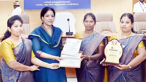 மணிமேகலை விருது பெற்றவா்களுக்கு ஆட்சியா் பாராட்டு