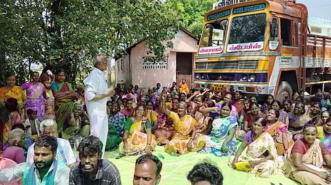 அரசு ஆரம்ப சுகாதார நிலையத்தில் பொருள்களை ஏற்றிய லாரி சிறை பிடிப்பு