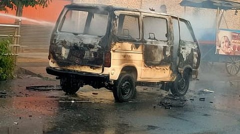 தீ விபத்தில் எரிந்து சேதமடைந்த அமரா் ஊா்தி.