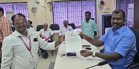 மக்கள் குறைதீா்க்கும் முகாமில் மனு பெறுகிறாா் துணை மேயா் கே.ஆா்.ராஜூ.