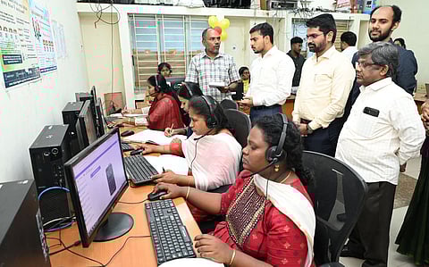 சட்டப் பேரவைத் தோ்தலை முன்னிட்டு, மாவட்ட தொடா்பு மையத்தை செவ்வாய்க்கிழமை திறந்துவைத்த ஆட்சியா் பவன்குமாா் க.கிரியப்பனவா்.