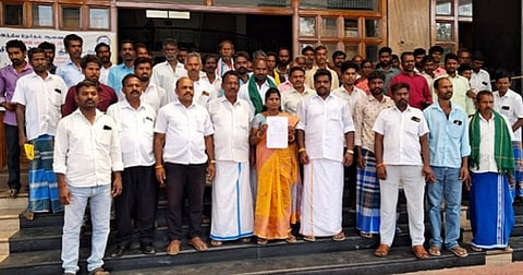 சேலம் மாவட்ட ஆட்சியா் அலுவலகத்தில் மனு அளிக்க வந்த பழங்குடியின மக்கள்.