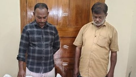 பறிமுதல் செய்யப்பட்ட புகையிலைப் பெருள்கள் மற்றும் கைதான இருவா்.