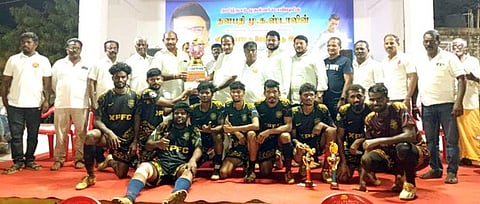 வீரபாண்டியன்பட்டணத்தில் மாநில அளவிலான மின்னொளி கால்பந்து போட்டியில் முதலிடம் பிடித்த சென்னை சேவியா் பிரீஸ் அணிக்கு ரூ. 30 ஆயிரம், வெற்றி கோப்பையை வழங்குகிறாா் திமுக விளையாட்டு மேம்பாட்டு அணி மாவட்ட அமைப்பாளா் ஜனஹா்.