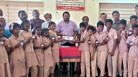 அரசு பள்ளி மாணவா்கள் நூலக உறுப்பினா்களாக சோ்ப்பு