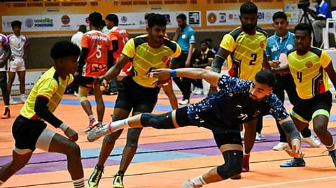 தேசிய சீனியா் ஆடவா் கபடி: தமிழகம், ரயில்வே வெற்றி