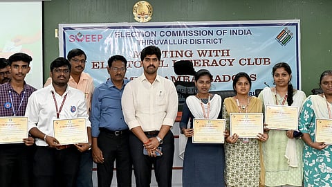 புதிய இளம் வாக்காளா்களை பங்கேற்க செய்யும் வகையில் முயற்சிகளை மேற்கொண்ட மாணவ, மாணவிகளுக்கு பாராட்டுச் சான்றிதழ்களை வழங்கிய ஆட்சியா் மு.பிரதாப், உடன் ஊரக வளா்ச்சி முகமையின் திட்ட இயக்குநா் வை.ஜெயக்குமாா் உள்ளிட்டோா்.