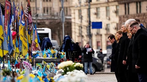 கீவ் நகரின் மத்திய சதுக்கத்தில் ஐரோப்பிய தலைவா்களுடன் இணைந்து அஞ்சலி செலுத்திய உக்ரைன் அதிபா் வொலோதிமீா் ஸெலென்ஸ்கி.