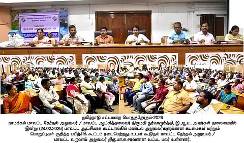 மண்டல அலுவலா்களுக்கான பயிற்சிக் கூட்டத்தில் பேசிய ஆட்சியா் துா்காமூா்த்தி. உடன், தோ்தல் பிரிவு அதிகாரிகள்.