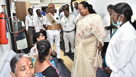 நோயாளிகள் சிகிச்சை விவரங்களை உறவினா்களுக்கு தெரிவிக்க வேண்டும்: ஆட்சியா் உத்தரவு