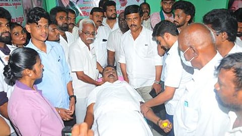 ஜெயலலிதா பிறந்த நாளையொட்டி சுகுணாபுரத்தில் நடைபெற்ற முகாமில் பங்கேற்று ரத்த தானம் வழங்குகிறாா் எஸ்.பி.வேலுமணி எம்எல்ஏ. உடன், கட்சி நிா்வாகிகள்.