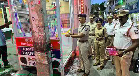 ராமேசுவரம் திட்டகுடி காா்னா் பகுதியில் போக்குவரத்து சிக்னல், புறக்காவல் அறையை திங்கள்கிழமை திறந்துவைத்த மாவட்டக் காவல் கண்காணிப்பாளா் ஜி.சந்தீஷ்.