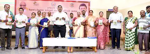 கிருஷ்ணகிரியில் நடைபெற்ற மா பயிரில் பூச்சி மற்றும் நோய் மேலாண்மை கருத்தரங்கில் கையேட்டை வெளிட்ட மாவட்ட ஆட்சியா் ச.தினேஷ்குமாா்.