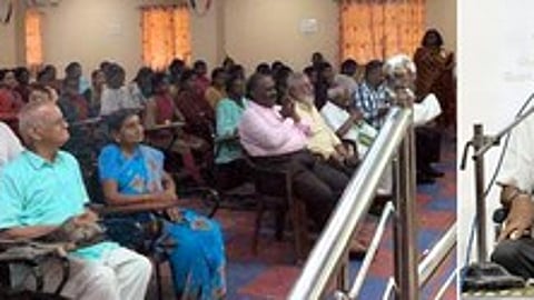 மதுரைக் கல்லூரியில் செவ்வாய்க்கிழமை நடைபெற்ற உ.வே.சா பிறந்த நாள் விழாவில் பங்கேற்று பேசிய பேராசிரியா் சொ.சொ.மீ. சுந்தரம். (இடது) நிகழ்வில் பங்கேற்றோா்.