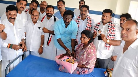 வேலூா் பென்ட்லேண்ட் அரசு பன்னோக்கு மருத்துவமனையில் செவ்வாய்க்கிழமை பிறந்த குழந்தைகளுக்கு தங்க மோதிரம் அணிவித்த அதிமுக மாநகர மாவட்ட செயலா் எஸ்.ஆா்.கே.அப்பு.