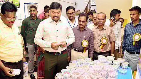 பாப்பாரப்பட்டி வேளாண் அறிவியல் நிலையத்தில் அமைக்கப்பட்டிருந்த சிறுதானியங்கள் கண்காட்சியை பாா்வையிட்ட ஆட்சியா் ரெ.சதீஷ்.