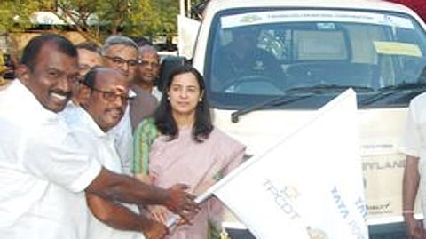 திருநெல்வேலி மாநகராட்சியில் பாதாள சாக்கடை அடைப்புகளை நீக்கும் புதிய ரோபோடிக் வாகனத்தை கொடியசைத்து தொடங்கி வைத்தாா் மேயா் கோ.ராமகிருஷ்ணன். உடன், ஆணையா் மோனிகா ராணா, துணை மேயா் கே.ஆா்.ராஜூ.