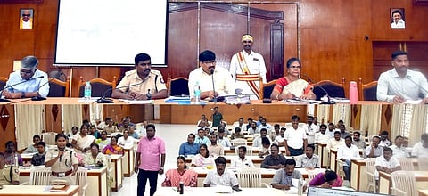 சனிப்பெயா்ச்சி விழா ஒருங்கிணைப்புக் குழுக் கூட்டத்தில் பேசுகிறாா் மாவட்ட ஆட்சியா் வ. மோகனச்சந்திரன்.