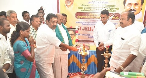 திருநாவலூரில் ஒழுங்குமுறை விற்பனைக்கூடத்தை திறந்து வைத்து குத்துவிளக்கேற்றிய பொதுப் பணி, நெடுஞ்சாலை மற்றும் சிறுதுறைமுகங்கள் துறை அமைச்சா் எ.வ.வேலு. உடன், ஆட்சியா் எம்.எஸ்.பிரசாந்த், எம்எல்ஏக்கள் ஆ.ஜெ.மணிக்கண்ணன், க.காா்த்திகேயன், தா.உதயசூரியன் உள்ளிட்டோா்.