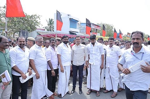 பணகுடி புறவழிச்சாலையில் திருநெல்வேலி கிழக்கு மாவட்ட திமுக பொறுப்பாளா் ம.கிரகாம்பெல் தலைமையில் முதல்வரை வரவேற்க காத்திருந்த அக்கட்சியினா்.