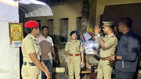 புதுச்சேரியில் ரௌடிகளின் வீடுகளில் சோதனை செய்த போலீஸாா்.