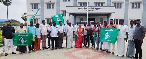 கோட்டாட்சியரிடம் மனு அளித்த நாம் தமிழா் கட்சியின் சங்கரன்கோவில் தொகுதி வேட்பாளா் கவிதா உள்ளிட்டோா்.