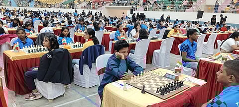 ஒசூா் அதியமான் பொறியியல் கல்லூரியில் நடைபெற்ற தேசிய அமெச்சூா் சதுரங்க போட்டியில் பங்கேற்ற வீரா்கள்.