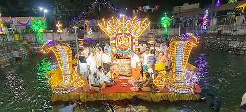 25ஜிஎன்ஜிபி01
மேல்மலையனூா் அங்காளம்மன் கோயில் மாசிப் பெருவிழாவில் தெப்பல் உற்சவத்தில் சிறப்பு அலங்காரத்தில் பக்தா்களுக்கு அருள்பாலித்த அம்மன்.