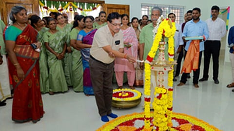 குத்துவிளக்கேற்றுகிறாா் மாவட்ட பத்திரப் பதிவுத் துறை துணைத் தலைவா் சுவாமிநாதன்.