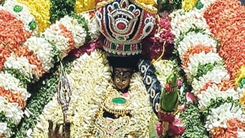 வீரப்பூா் பெரிய காண்டியம்மன் கோயிலில் புதன்கிழமை பவனி வந்த பெரிய தோ். (உள்படம்) உற்ஸவ மூா்த்தி பெரிய காண்டியம்மன்.