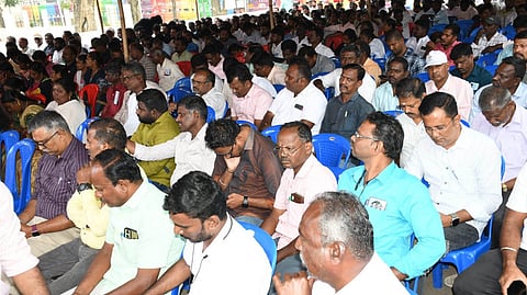 திருவள்ளூா் ஆட்சியா் அலுவலகம் முன்பு போராட்டத்தில் ஈடுபட்ட வருவாய்த்துறை சங்கங்களின் கூட்டமைப்பினா்.